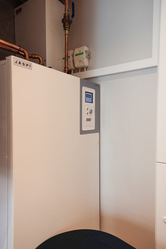 Ilma-vesilämpöpumpun sisäyksikkö