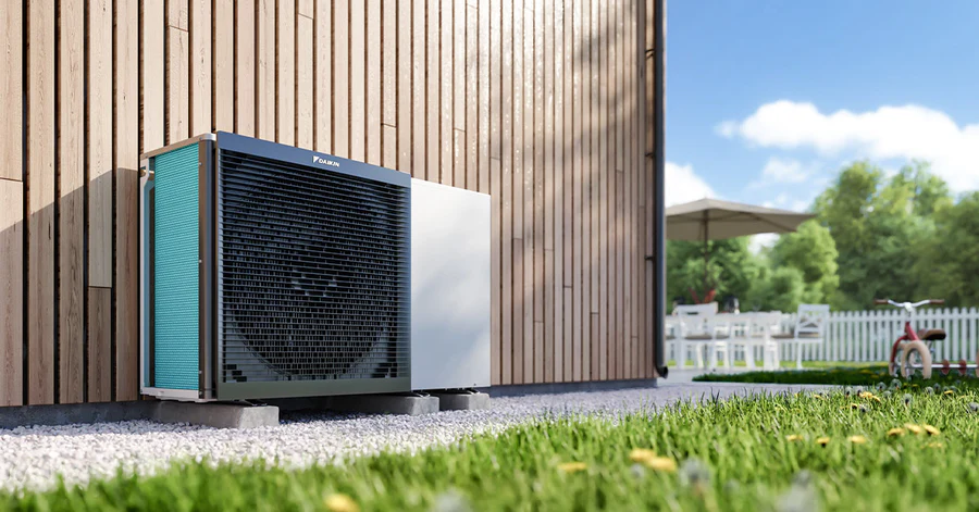 Yhden yksikön ilma-vesilämpöpumppu talon seinustalla