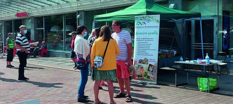 Kuvassa Sastamalan Omakotiyhdistys markkinoimassa kaupungin omakotitonttitarjontaa.