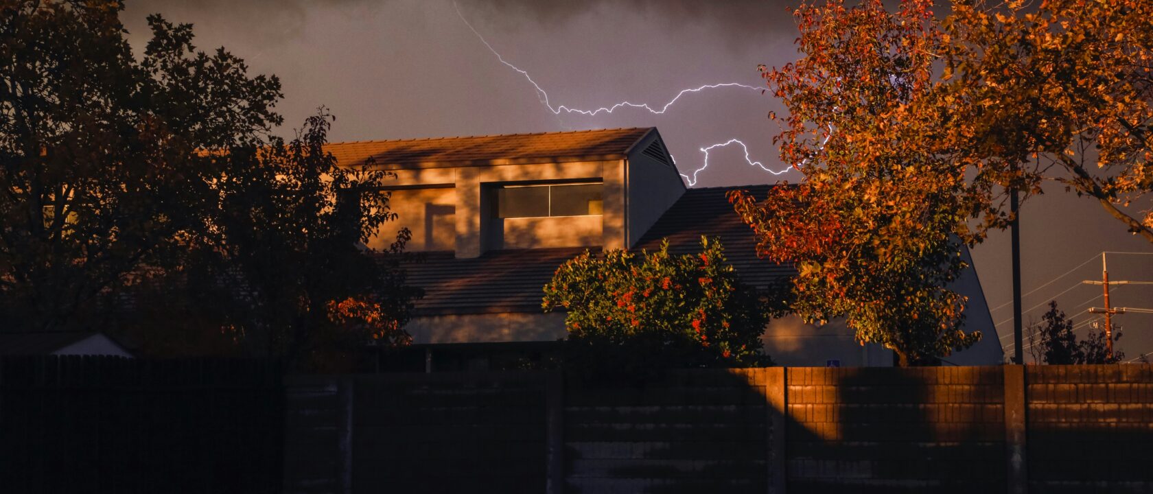 Salamat taivaalla talojen takana