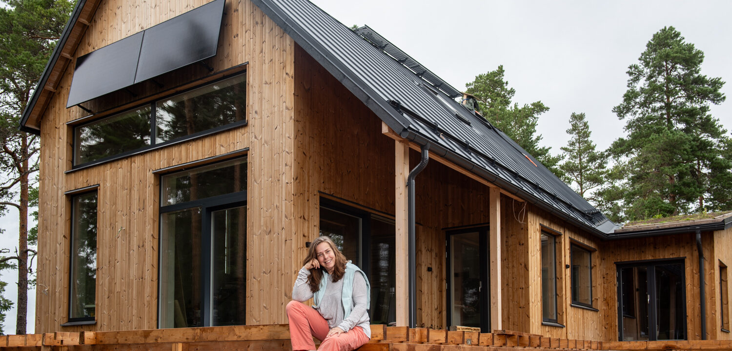 Rakenteilla oleva olki-savitalo