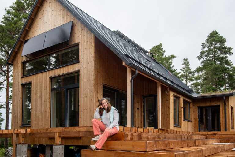 Rakenteilla oleva olki-savitalo