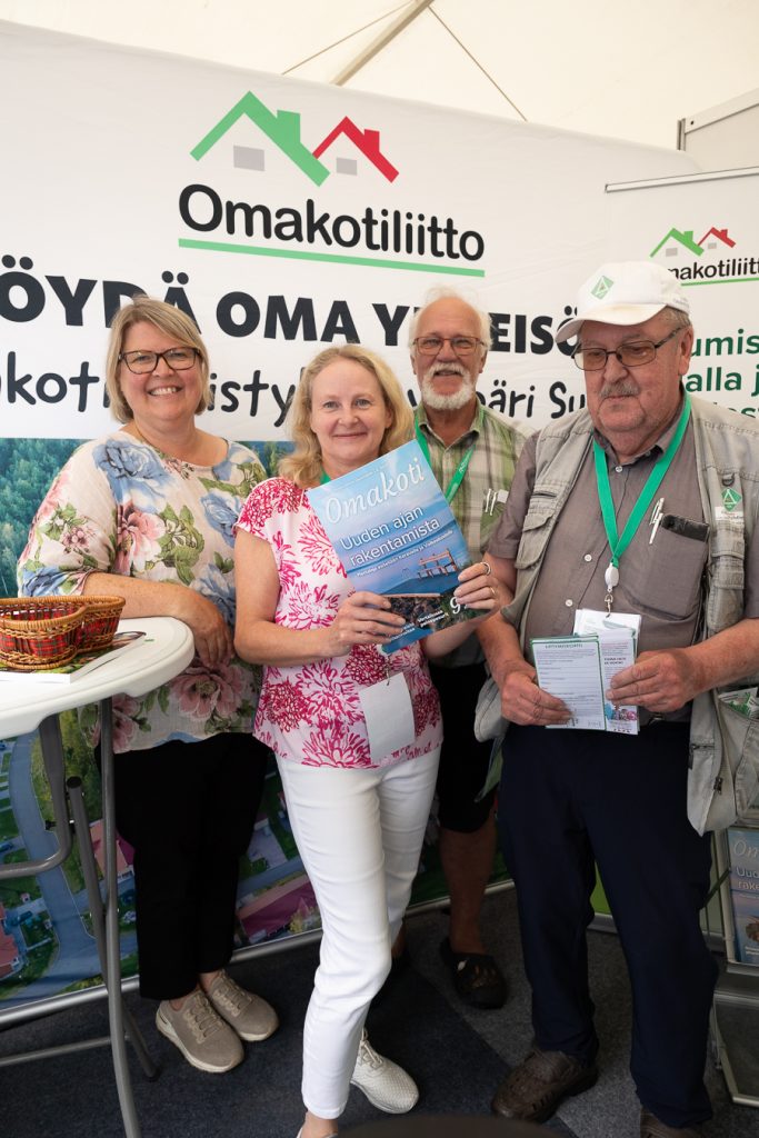 Omakotiliiton toiminnanjohtaja Marju Silander, talous- ja kehityspäällikkö Katja Keränen, Mäntsälän omakotiyhdistyksen Martti Nykänen sekä Vihdin omakotiyhdistyksen Veikko Hallikainen.