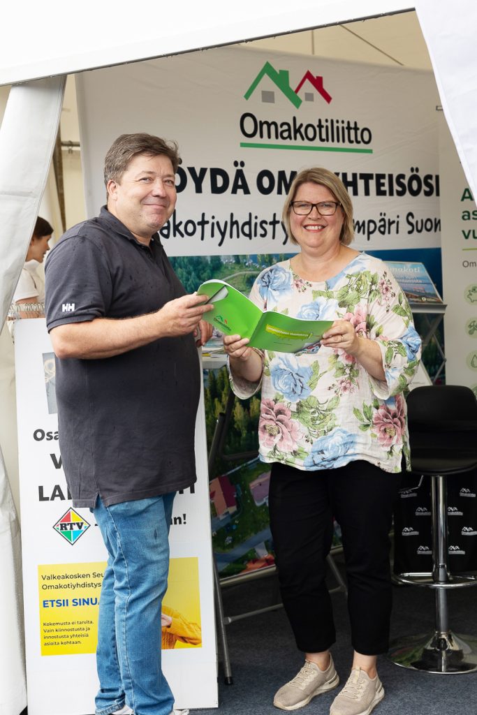 Avajaisissakin puhunut Pientaloteollisuuden Kimmo Rautiainen pysähtyi Omakotiliiton osastolla.