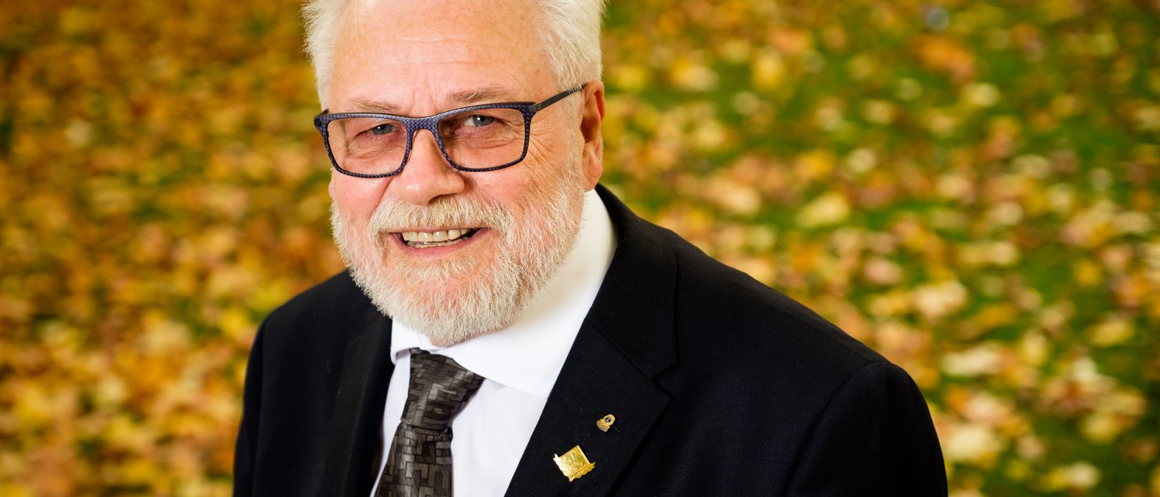 Omakotiliiton puheenjohtaja Ari Rehnfors. Taustalla näkyy maahan tippuneita syksyisiä lehtiä.