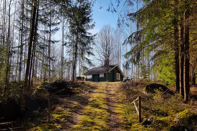 Mökki tien päässä.