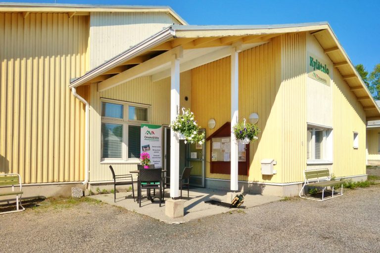 Kuvassa keltainen kylätalo.