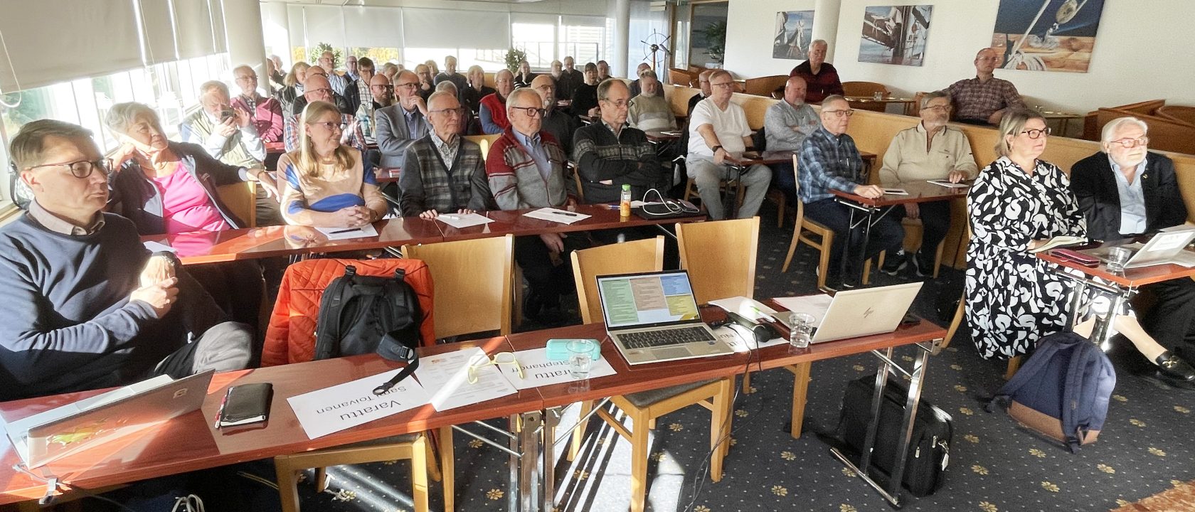 Varsinais-Suomen piirin Puheenjohtajatapaamisen osallistujia Ruissalon kylpylän kokoussalissa.