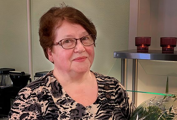 Kuvassa Sirkka-Liisa Mällinen pitelee Vuoden Omakotiasukas palkintoa