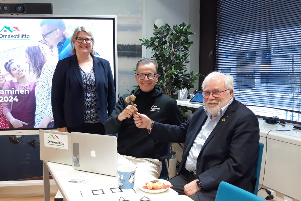 Kuvassa Omakotiliiton otiminnanjohtaja Marju Silander, uusi puheenjohtaja Jukka Malila sekä edellinen puheenjohtaja Ari Rehnfors
