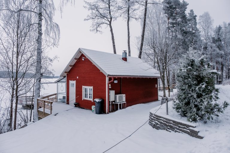 Talvinen mökki
