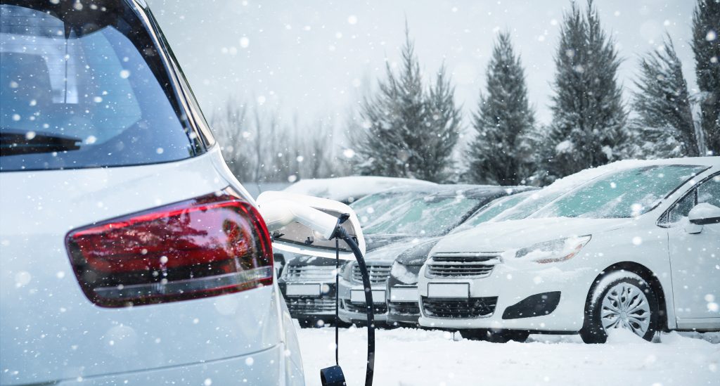 Sähköauto latauksessa talvella