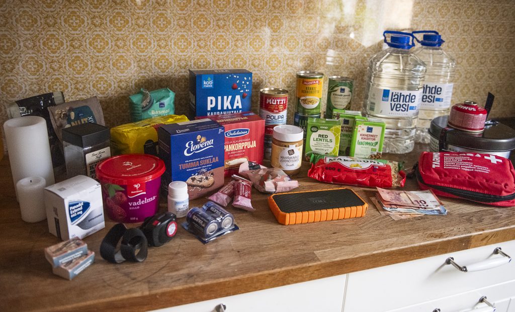 Kotivaran ruokaa, vettä ja tarvikkeita