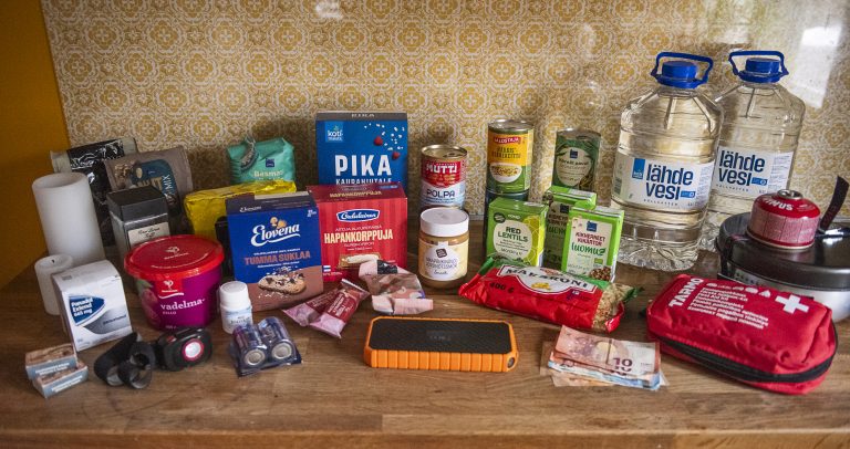 Ruokaa ja tarvikkeita kotivaraa varten