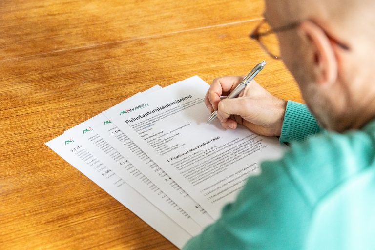Kuvassa on tulostettu paperi, jossa otsikko "pelastautumissuunnitelma"