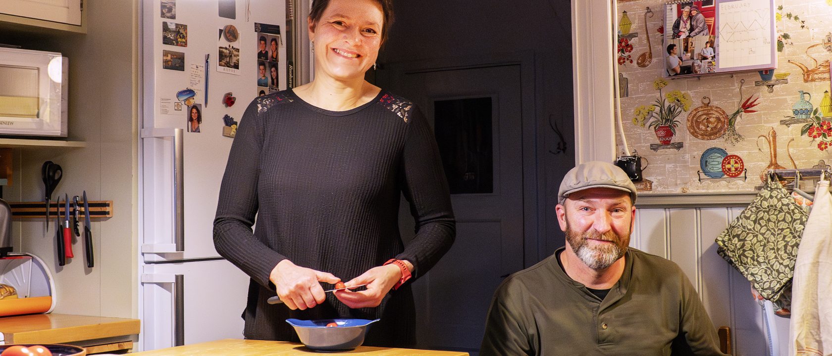 Frida ja Jeremy Crotts hymyilevät keittiössä.