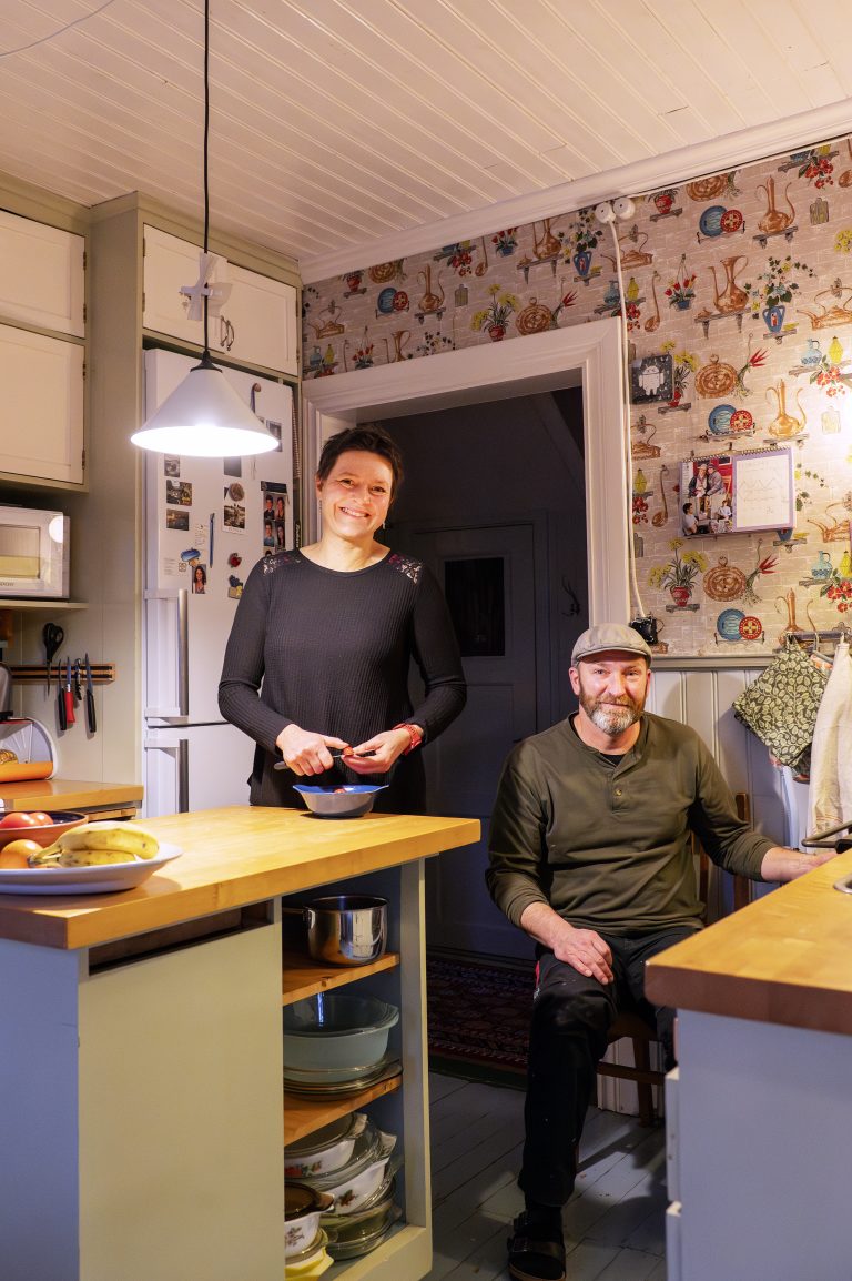 Frida ja Jeremy Crotts hymyilevät keittiössä.
