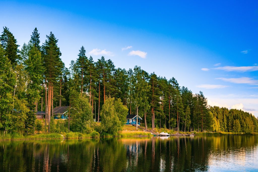 Sininen mökki järven rannallla