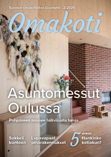 Omakotilehden kansikuvassa näkymä huoneeseen, vasemmalla vaaleasävyinen ryijy puisen senkin yllä. Senmkin päällä on värikäs kukkakimppu. Puisen seinän vierestä nousee poratikka, jonka toisella puolella on tiilinen seinä.