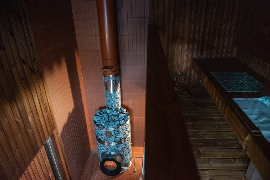 Kaksikerroksinen sauna Oulun asuntomessuilla