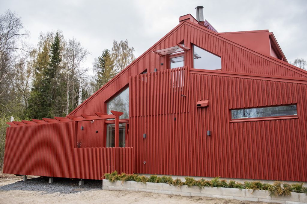 Punainen erikoisen muotoinen talo Oulun asuntomessuilla