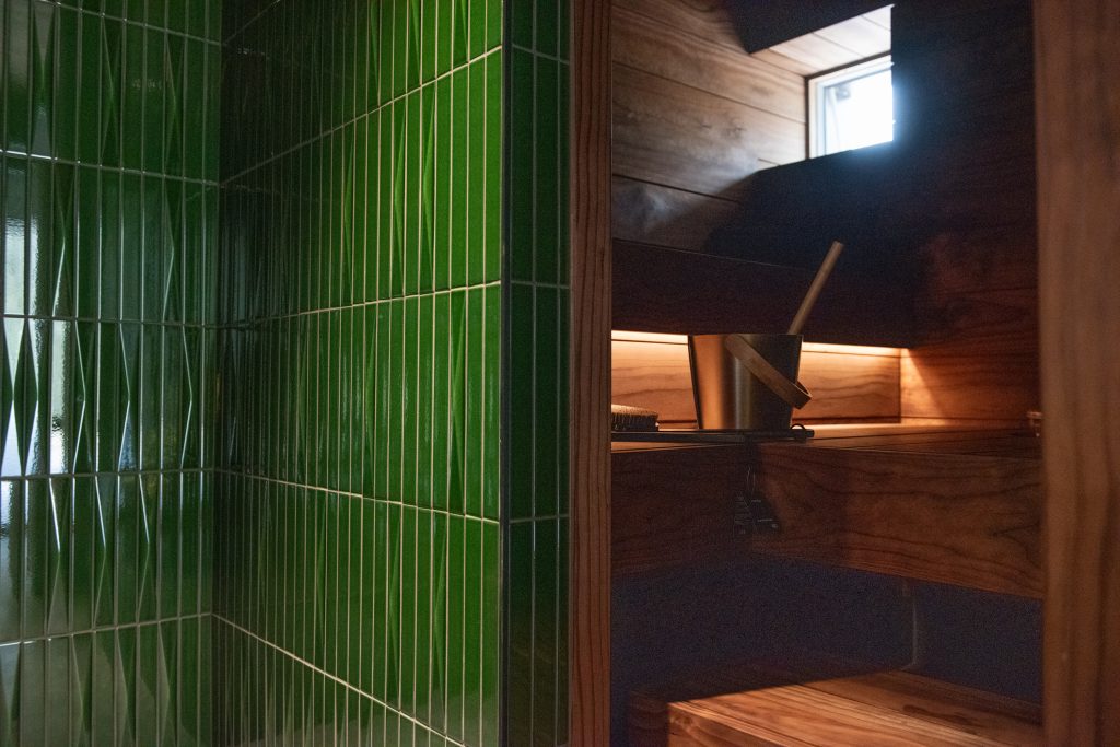 Sauna ja vihreäksi laatoitettu kylpyhuone Oulun asuntomessuilla