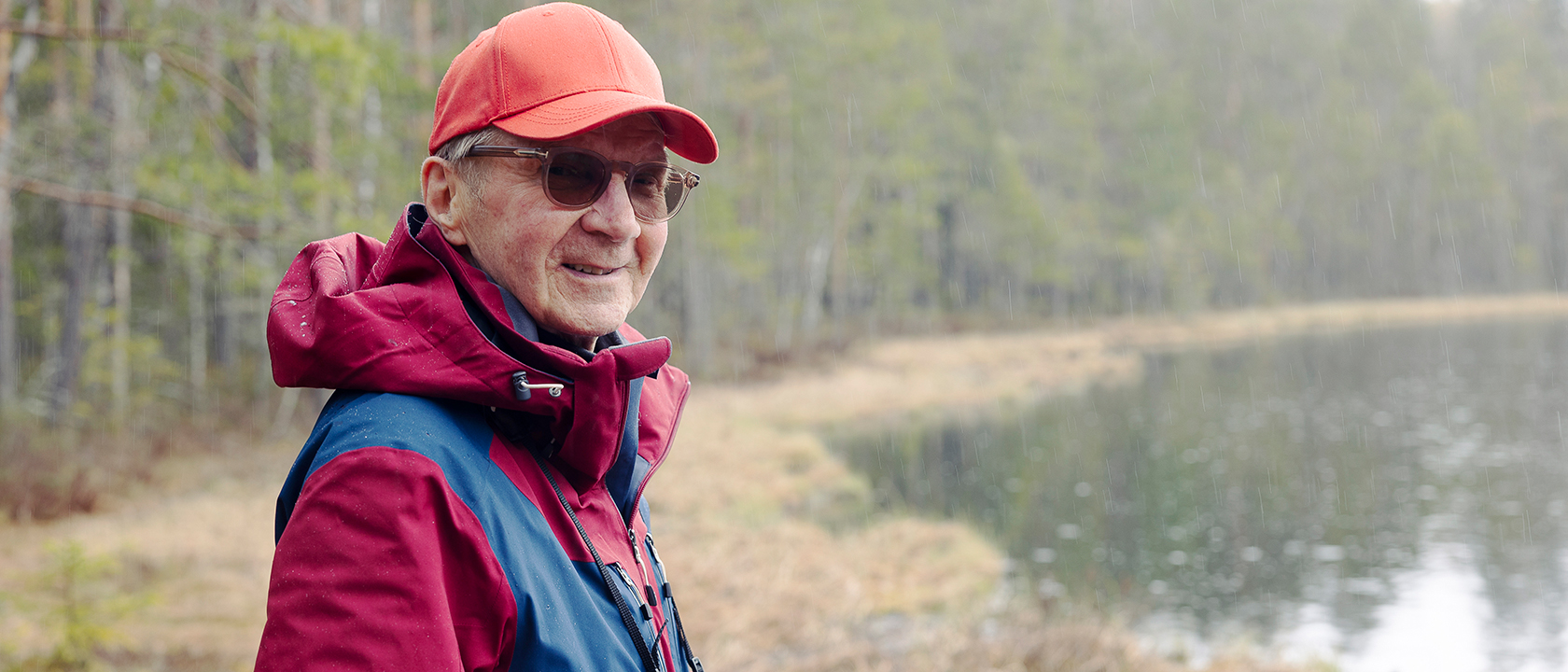 Pirkka-Pekka Petelius lammen rannalla
