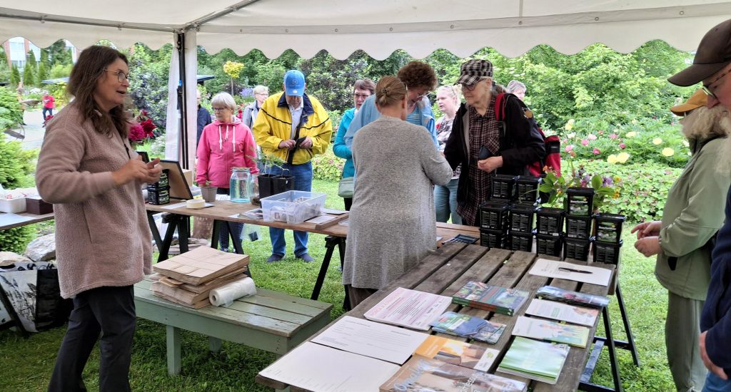 Puiston teltassa kävivät kaupaksi taimet, arvat ja kahvi.