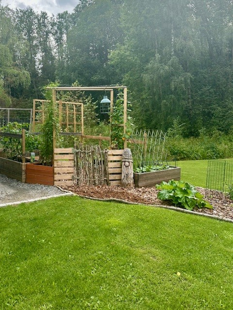 Puutarha kierrätysmateriaaleista