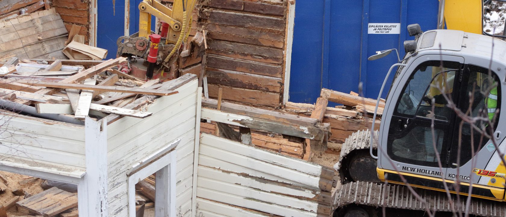 Puutaloa puretaan koneella
