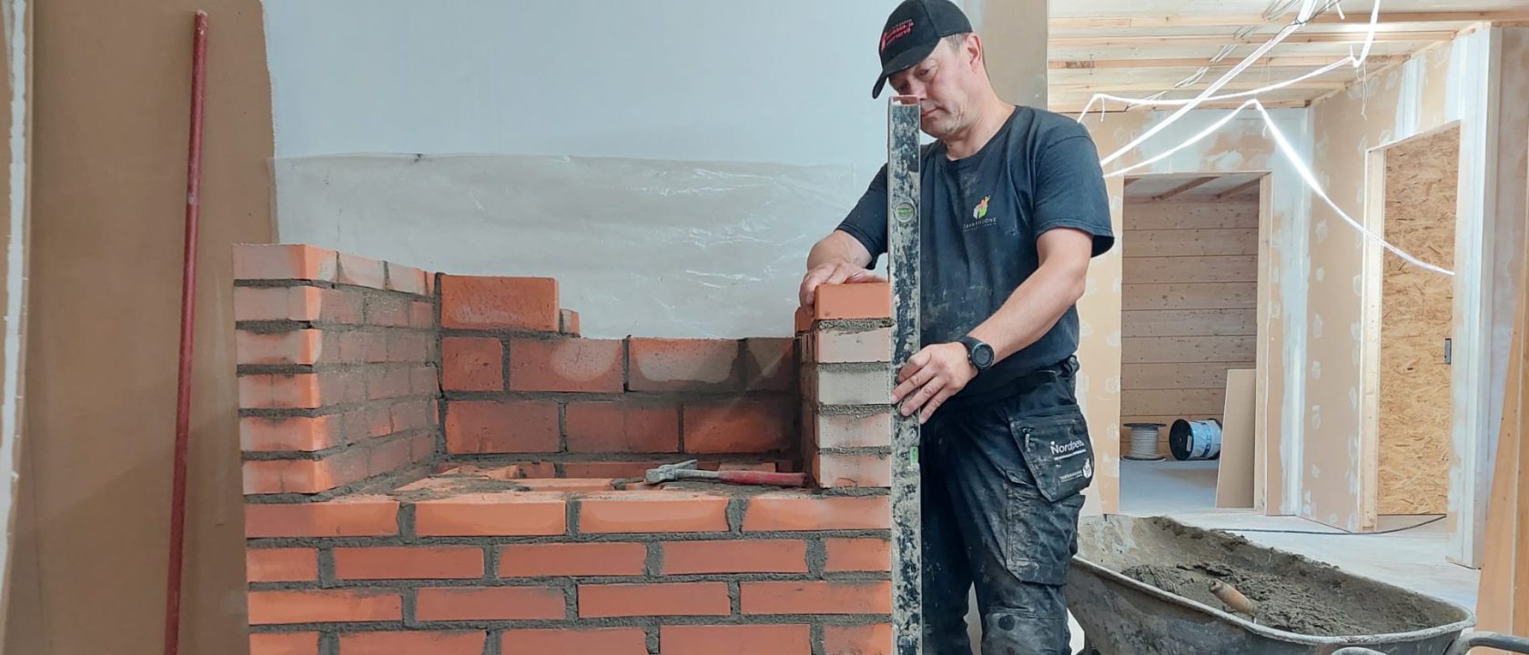 Muurari muuraa takkaa