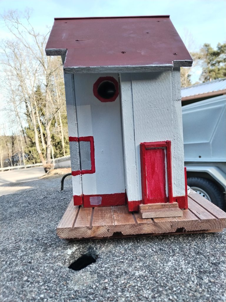 Punavalkoinen linnunpönttö