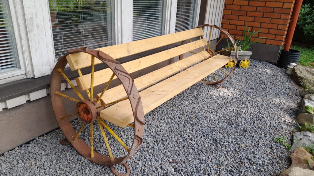 Itse puusta ja kärrynpyöristä tehty penkki