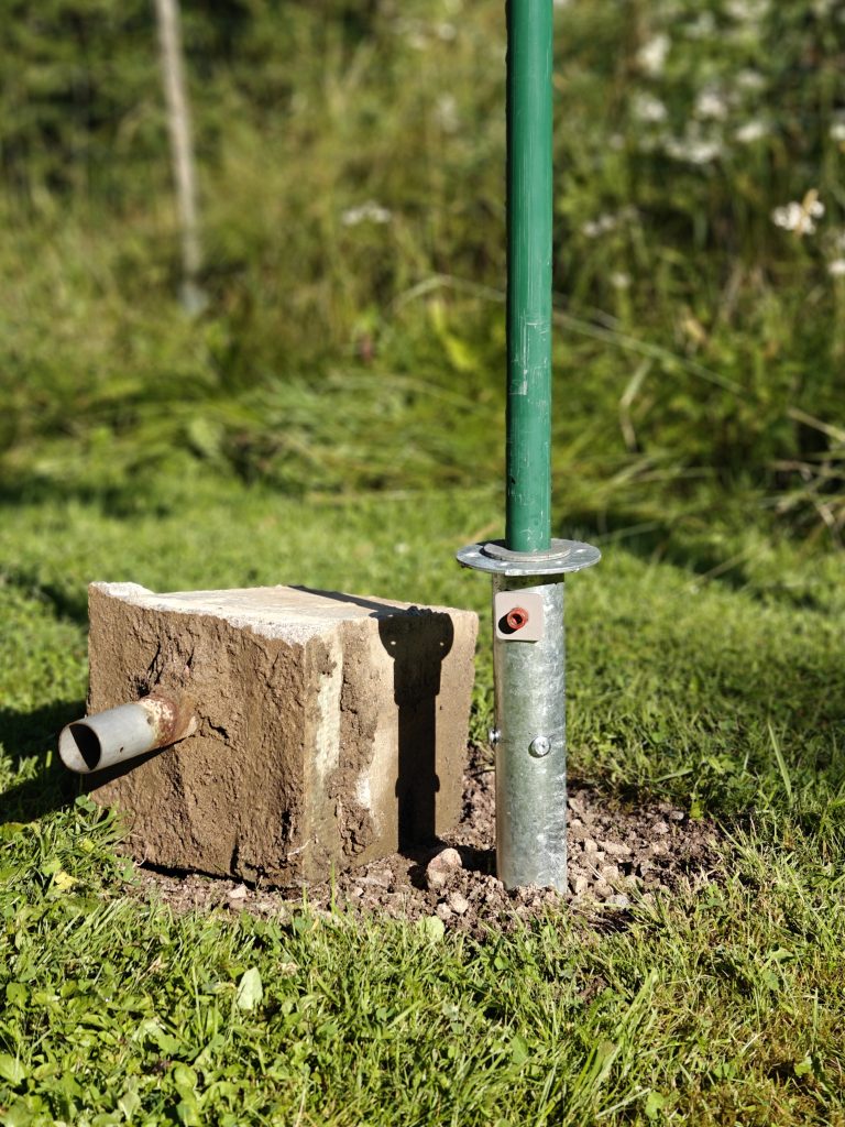 Pyykkiteline ruuvipaalulla maassa