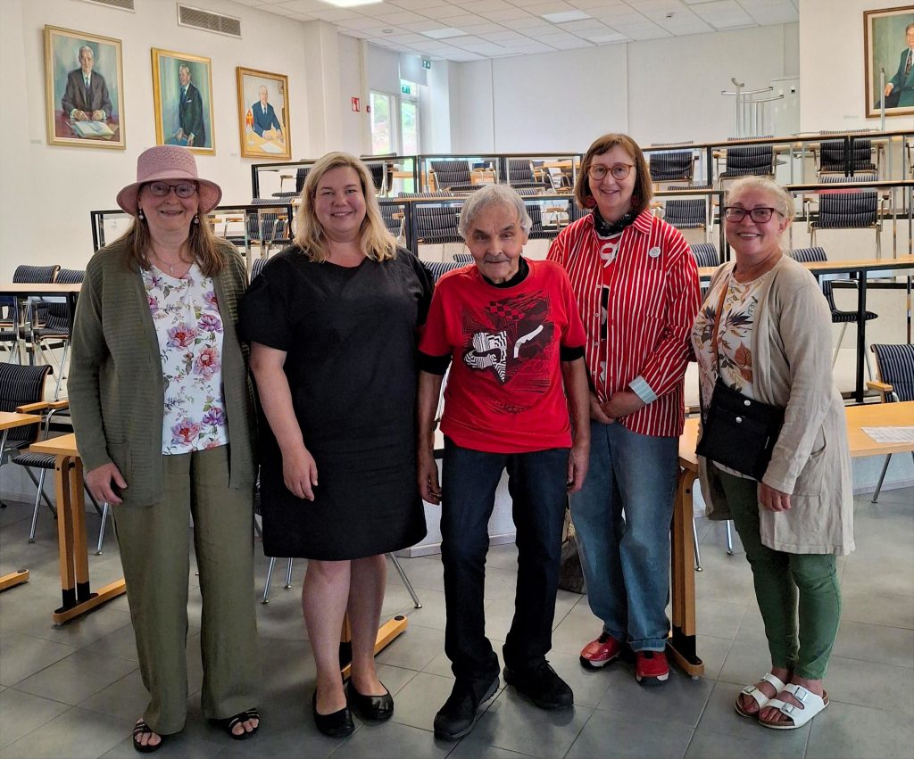 Tapahtuman ideoinut Päivi Salminen, kunnanjohtaja Carita Maisila, Pienkiinteistöyhdistyksen pj. Lauri Numminen, Pionistien pj. Sinikka Haakana ja pionipuiston perustaja Sari Kantelo