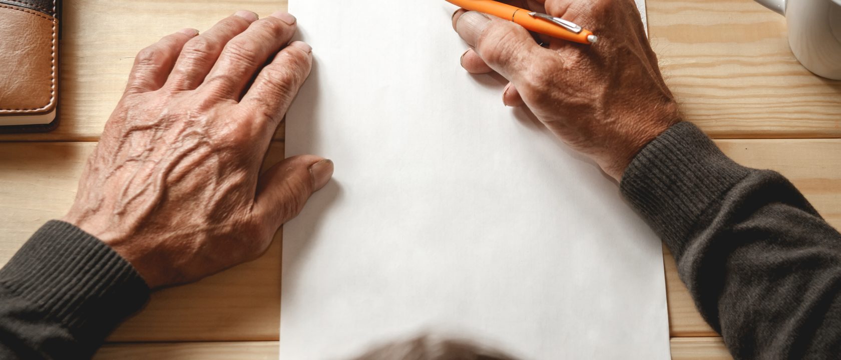 Vanha ihminen kirjoittaa käsin testamenttia