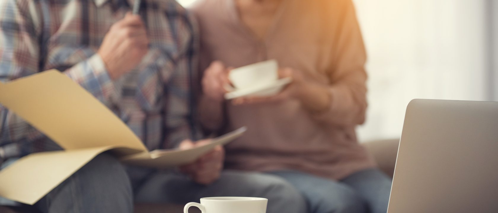 Henkilöt tutkivat dokumentteja