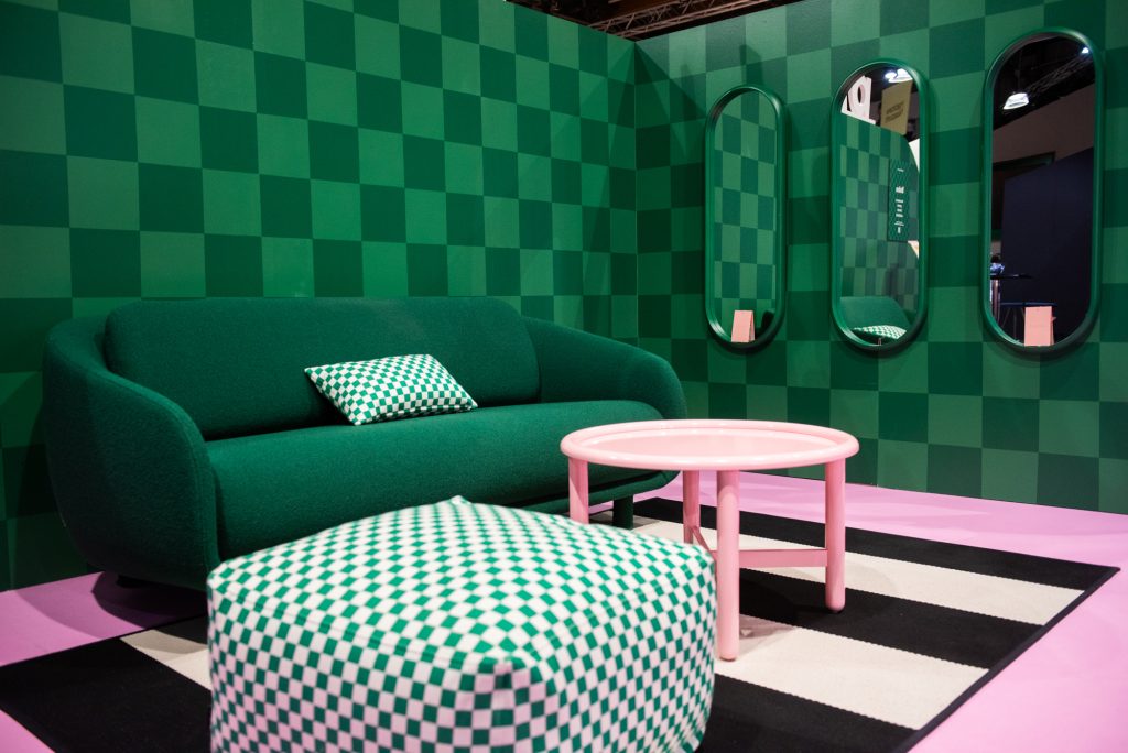 Vihreä sohva ja vihreävalkoinen rahi