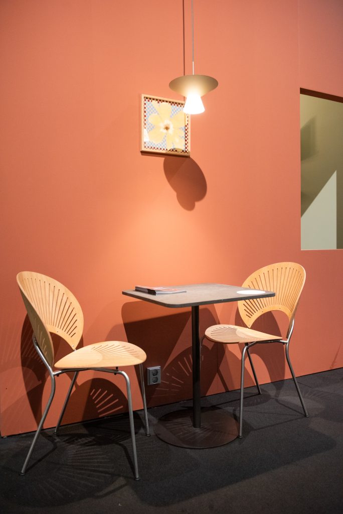 Pieni pöytäryhmä oranssia seinää vasten