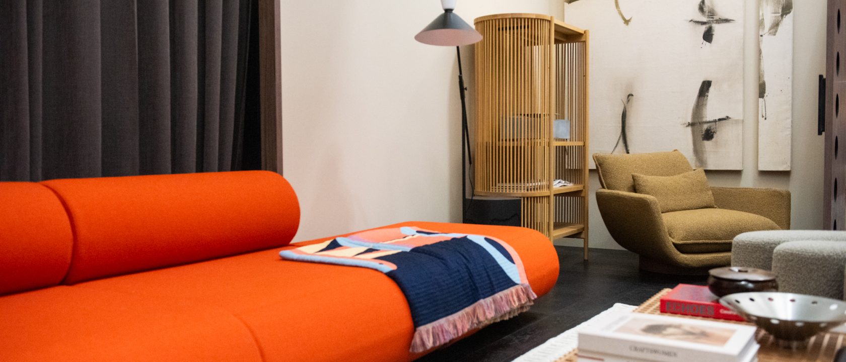 Olohuonemainen tila, jossa sohva, sohvapöytä ja kaappi