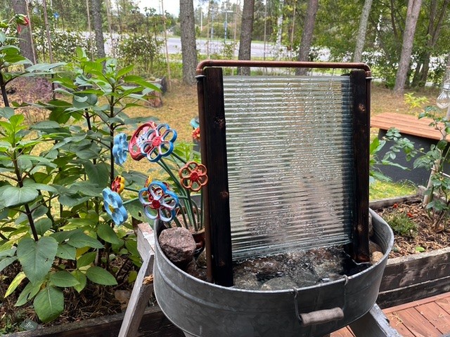 Pyykkilaudasta tehty suihkulähde