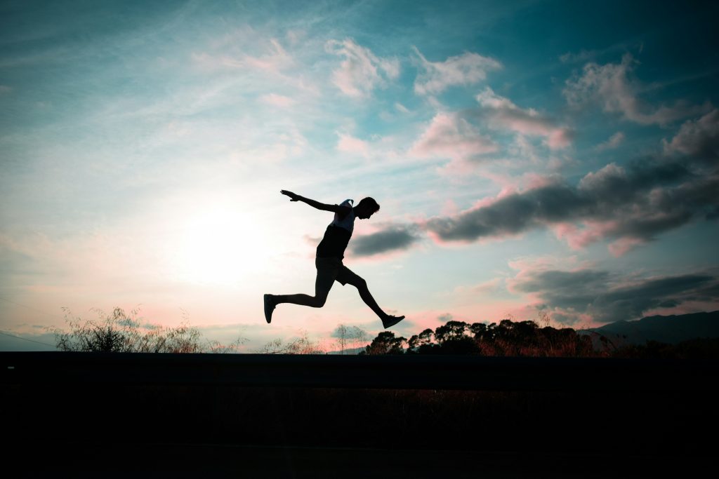 Ihminen hyppää ilmaan