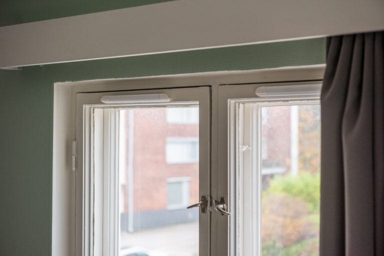 Ikkunan karmien yläreunassa on rakoventtiilit.