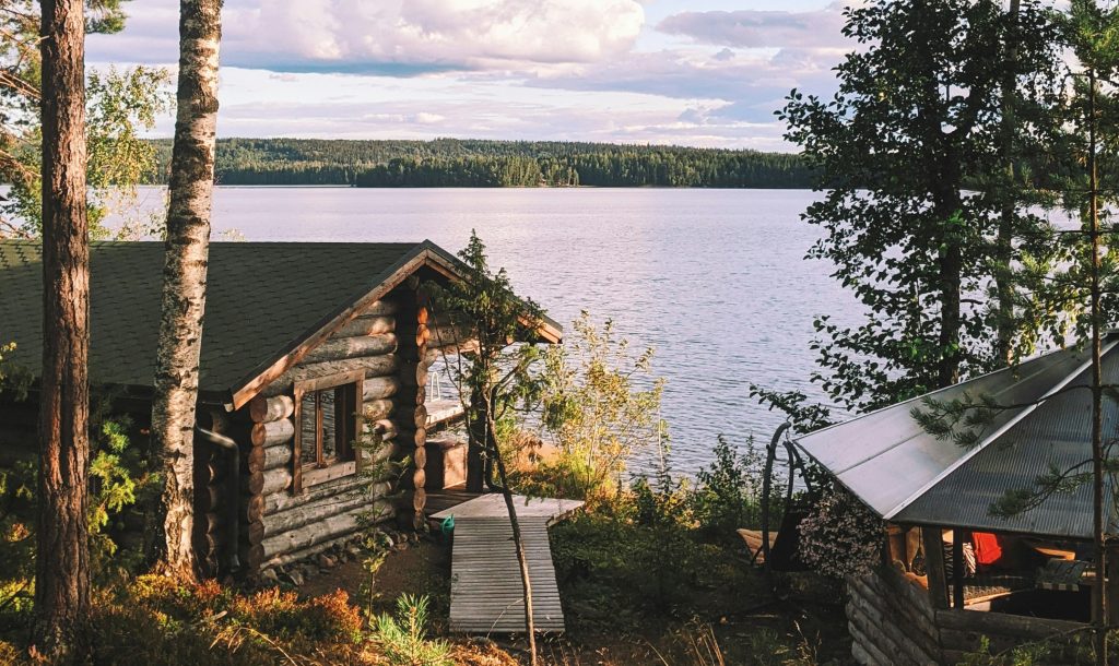 Mökki järven rannalla syksyllä