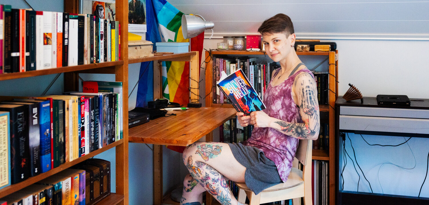 Ihminen työpöydän ääressä