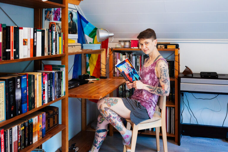 Ihminen työpöydän ääressä