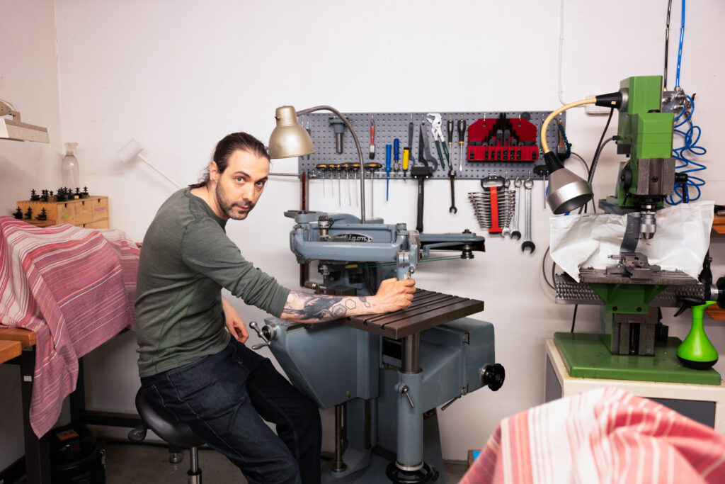 Ihminen kaivertimen ääressä