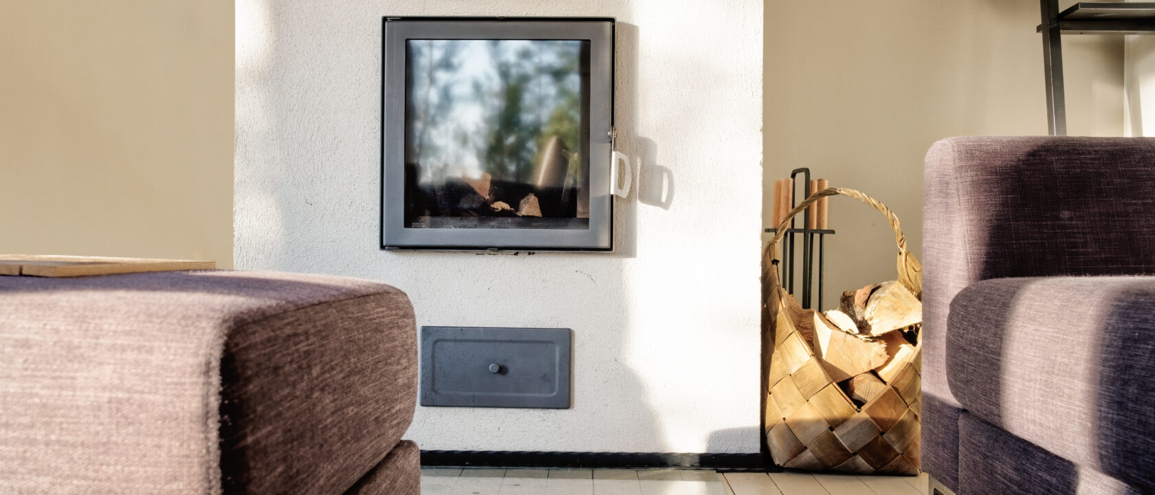 Valkoinen takka olohuoneessa