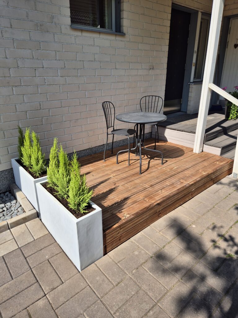 Pieni terassi talon edustalla