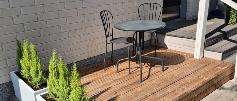 Pieni puinen terassi